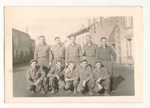 WWII PHOTO ~ U.S. SOLDIERS GROUP PHOTO IN TOWN ~ W106  