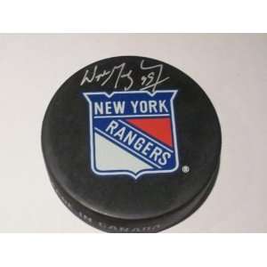 WGA  Wayne Gretzky Signed New York Rangers Puck  Sports 