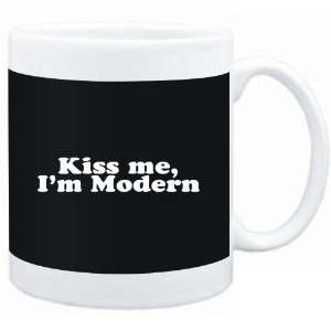  Mug Black  Kiss me, Im modern  Adjetives Sports 