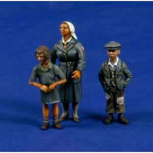  Verlinden 1/35 Nurse & 2 Children WWII Toys & Games
