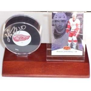   Henrik Zetterberg Picture   CARD PUCK DISPLAY   Autographed NHL Pucks