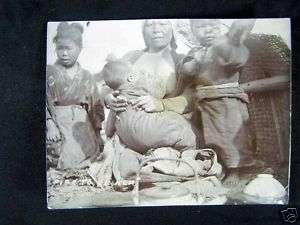 1900s JAPANESE MOM BREASTFEEDING A CHILD ANTIQUE PHOTO  