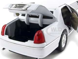 LINCOLN TOWN CAR LIMOUSINE 1/24 CELEBRITY LIMO WHITE  